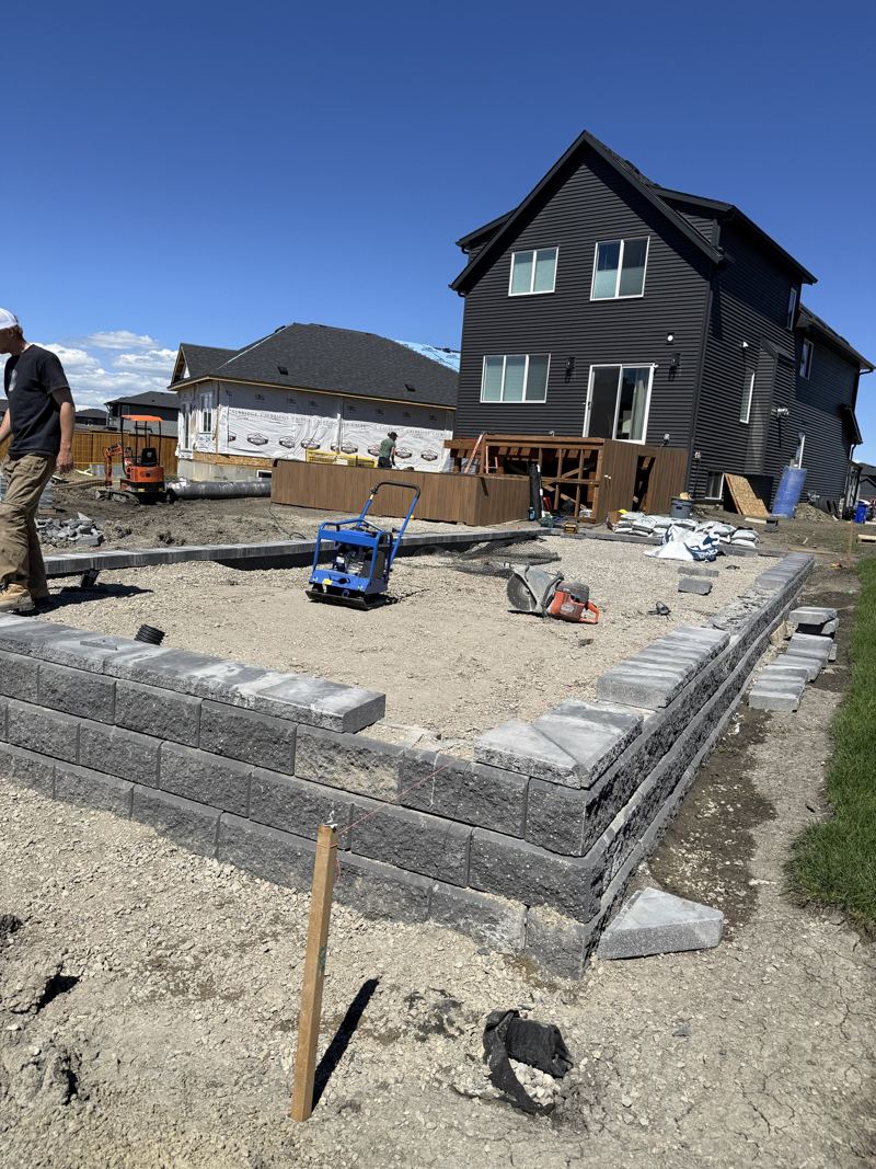 Block retaining wall corner with caps